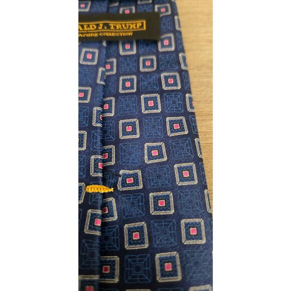 Donald Trump Tie Signature Collection Pre loved - Picture 4 of 5